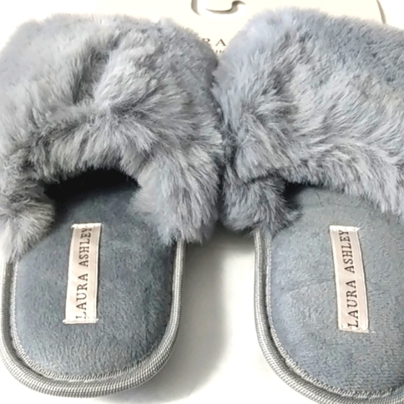 LAURA ASHLEY GRAY FUR MEMORY FOAM SLIPPERS SIZE SMALL 5-6 NWT - Picture 2 of 8